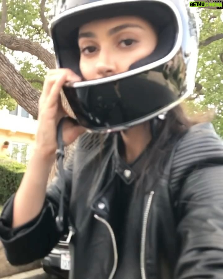 Thaila Ayala Instagram - Saudade de levar minha moto p passear em Venice Beach! 🤯🥰🥹 Ps: lembra dessa cena @renatogoess