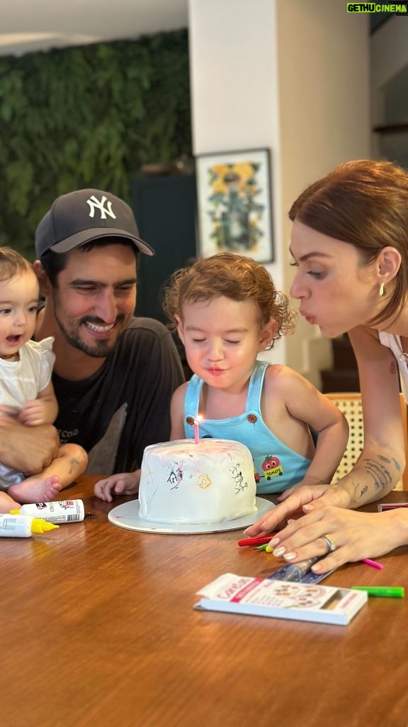 Thaila Ayala Instagram - Minha pequena gigante fez 9 meses! E o bolinho q a mamãe tentou fazer esse mês era p todos decorarem, pena q a canetinha (comestível)deixou a gente na mão, mas tentamos e ficou cheio de amor!