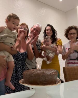 Thaila Ayala Instagram - Celebrando o milagrinho chamado Tereza! 
Ps: Viajando então o bolinho foi improviso de um desejo cenoura c brigadeiro 🧡