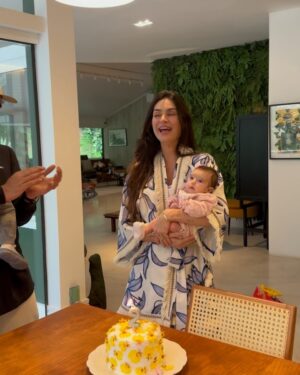 Thaila Ayala Instagram - Minha Tereza fez 2 meses!!!
E a mamãe aqui está  evoluindo nos bolinhos.
🎂🤗🎉🎈🎀🎊✨🌼🤱🏻👏🏽
E teve encontro histórico dos futuros bff!