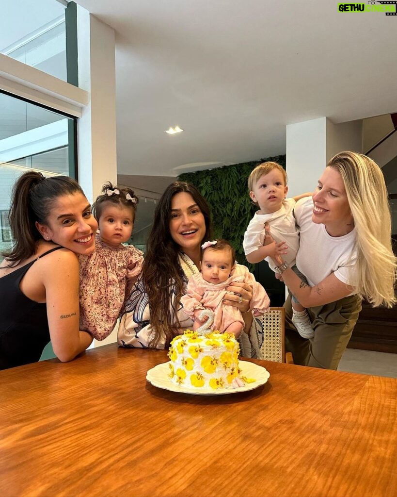 Thaila Ayala Instagram - Minha Tereza fez 2 meses!!! E a mamãe aqui está evoluindo nos bolinhos. 🎂🤗🎉🎈🎀🎊✨🌼🤱🏻👏🏽 E teve encontro histórico dos futuros bff!