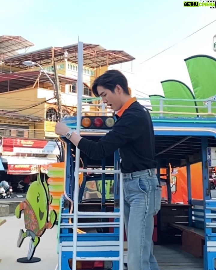 Thanapob Leeratanakachorn Instagram - 🚘💚🧡🌊🛟⁣ ⁣ AIS 3BB Fibre3 พาน้องอุ่นใจ น้องส้มจิ๊ด บุกกลาง old town ภูเก็ต ใครอยู่แถวนั้นอย่าลืมแวะไปถ่ายรูปนะครับ ⁣ #AIS3BBFibre3 ⁣ #อนาคตที่มากกว่าเพื่อคุณ Old Town Phuket