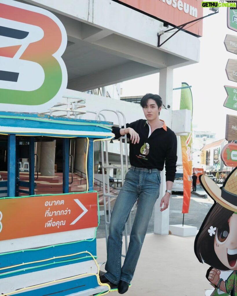 Thanapob Leeratanakachorn Instagram - 🚘💚🧡🌊🛟⁣ ⁣ AIS 3BB Fibre3 พาน้องอุ่นใจ น้องส้มจิ๊ด บุกกลาง old town ภูเก็ต ใครอยู่แถวนั้นอย่าลืมแวะไปถ่ายรูปนะครับ ⁣ #AIS3BBFibre3 ⁣ #อนาคตที่มากกว่าเพื่อคุณ Old Town Phuket