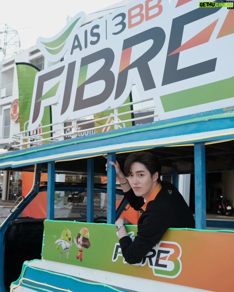 Thanapob Leeratanakachorn Instagram - 🚘💚🧡🌊🛟⁣ ⁣ AIS 3BB Fibre3 พาน้องอุ่นใจ น้องส้มจิ๊ด บุกกลาง old town ภูเก็ต ใครอยู่แถวนั้นอย่าลืมแวะไปถ่ายรูปนะครับ ⁣ #AIS3BBFibre3 ⁣ #อนาคตที่มากกว่าเพื่อคุณ Old Town Phuket