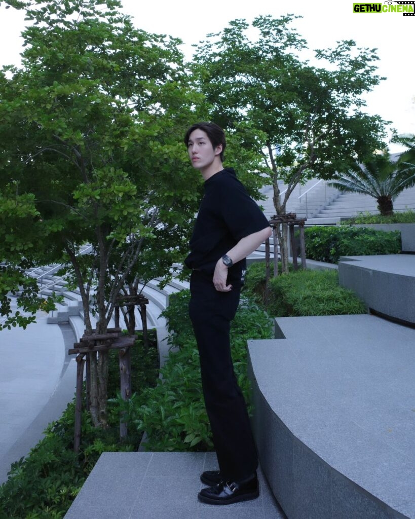 Thanapob Leeratanakachorn Instagram - 🖤วันนี้เรามีนัดกัน!!! ⁣ มาคลายร้อน มาฟินเเบบใกล้ชิดกับเราได้ที่งาน ⁣ "Black is Elegant carrier XInverter Plus"⁣ เเอร์สีดำต้องเเคเรียร์ ตามคอนเซ็ปต์ ⁣ Black and go with anything⁣ ⁣ อย่าลืมใส่ dress code สีดำ มาร่วมงานน้า⁣ 16 มีนาคม นี้ ที่ Fashion Hall, Siam Paragon⁣ ตั้งเเต่เวลา 14.30 น. เป็นต้นไป⁣ เจอกันน้าาาาาาา⁣ ⁣ #แอร์สีดำต้องแคเรียร์ #XInverterPLus #XisElegant #Carrierthailand⁣