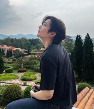 Thanat Lowkhunsombat Instagram - เหมือนจะหนาว 🖤