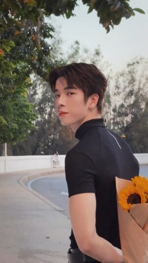 Thanatsaran Samthonglai Instagram - My sunflower 🌻  #frankthanatsaran