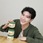 Thanawat Ratanakitpaisan Instagram - เซ็ทผมหนัก ก็พักบำรุงผมหน่อย ด้วย “ไบโอ นิวเทรียนท์ ทรีทเม้นท์ ” ครับ ⚡️✨ กระปุกนี้ เป็นทรีทเม้นท์สูตรเข้มข้น สำหรับฟื้นฟูผมแห้งเสีย ด้วยส่วนผสมจากสารสกัดออแกนิคข้าว และไข่แดง 🌾🥚 😍 หาซื้อได้แล้วที่ 7-Eleven หรือ ซุปเปอร์มาร์เก็ตในห้างสรรพสินค้าชั้นนำทั่วไปเลยนะครับ! #BioNutrients