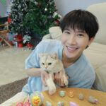 Thanawat Ratanakitpaisan Instagram - ถูกใจทาสแมวแบบผมมากๆ ครับ 😍 กับ Chupa Chups เจ้าเหมียว Pusheen แมวกลม หูหางสั้น ที่ตกใครหลายๆ คนให้หลงรัก 😻 รอบนี้มาพร้อมกับ Chupa Chups อมยิ้มสุดคลาสสิกที่ใคร ๆ ก็ชอบกิน…เจ้าเหมียวทั้งน่ารัก น่ากอดขนาดนี้ใครจะอดใจไหวหละครับ ทาสแมวอย่างผมต้องมาจัดด่วนเลย ใครมีครบแล้วมาอวดกันหน่อยน้าส่วนใครที่ยังไม่มี สามารถไปหาซื้อ แล้วมาลุ้นตัวฟิกเกอร์กันได้ ที่ร้านร้านค้าชั้นนำทั่วไป ราคาชิ้นละ 49 บาท เอง ของมันต้องมี รีบสะสมให้ครบนะครับ 👍🏻 #ChupaChups #Pusheen