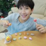 Thanawat Ratanakitpaisan Instagram - ถูกใจทาสแมวแบบผมมากๆ ครับ 😍 กับ Chupa Chups เจ้าเหมียว Pusheen แมวกลม หูหางสั้น ที่ตกใครหลายๆ คนให้หลงรัก 😻 รอบนี้มาพร้อมกับ Chupa Chups อมยิ้มสุดคลาสสิกที่ใคร ๆ ก็ชอบกิน…เจ้าเหมียวทั้งน่ารัก น่ากอดขนาดนี้ใครจะอดใจไหวหละครับ ทาสแมวอย่างผมต้องมาจัดด่วนเลย ใครมีครบแล้วมาอวดกันหน่อยน้าส่วนใครที่ยังไม่มี สามารถไปหาซื้อ แล้วมาลุ้นตัวฟิกเกอร์กันได้ ที่ร้านร้านค้าชั้นนำทั่วไป ราคาชิ้นละ 49 บาท เอง ของมันต้องมี รีบสะสมให้ครบนะครับ 👍🏻 #ChupaChups #Pusheen