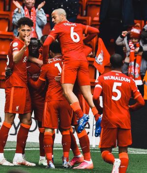 Thiago Alcántara Instagram - Strange season. Tough period. But we finished it in the best way possible. It was amazing to share with you this evening, Anfield. Thanks for your support. See you soon and let’s enjoy together, LFC family. #YNWA
