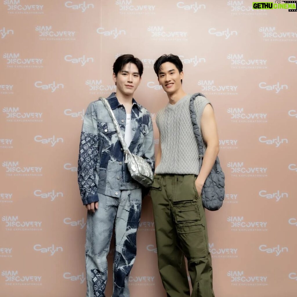 Thitipoom Techa-apaikhun Instagram - ฉลองครบรอบ 1 ปี Carlyn Thailand with Siam Discovery 💌Carlyn 1st Anniversary พร้อมเปิดตัวกระเป๋ารุ่นใหม่ 3 รุ่น Soft Teeny Bag Charm 💌พิเศษ รับคูปองส่วนลด 500 บาท สำหรับใช้เป็นสวนลด รุ่น Anniversary รุ่น Luke , Lane , Soft Teeny (ยอดซื้อขั้นต่ำ 4,000.-) หรือมีรุ่น Anniversary อยู่ในบิล เงื่อนไข ร่วมสนุกเล่นกิจกรรม Carlyn IG Filter, รับคูปองส่วนลดที่ Siam Discovery ชั้น G #Carlyn1stAnniversary #carlyn #carlynthailand #mycarlyn