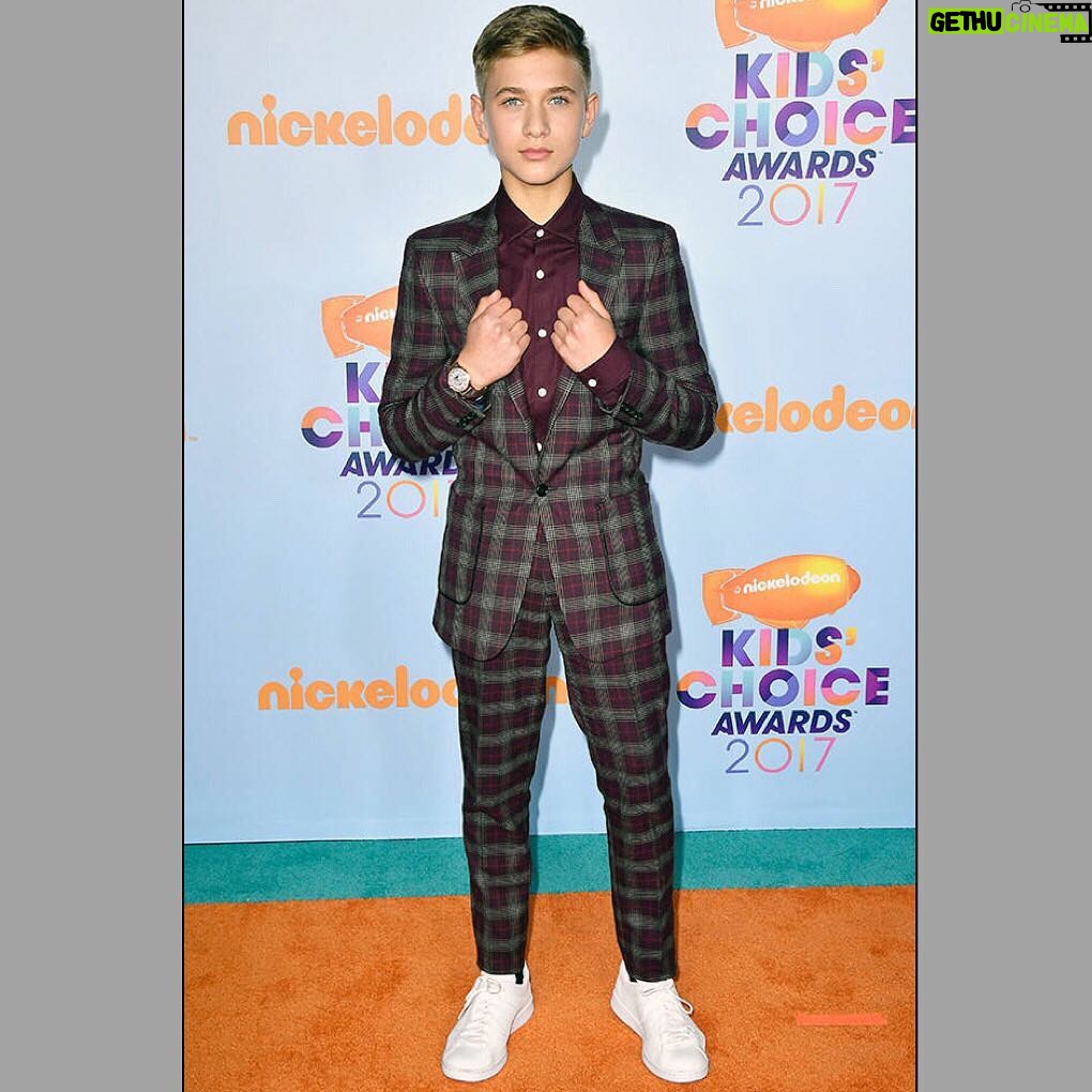 Thomas Kuc Instagram - Kids Choice Awards 2017🚀💥 - Special thanks to the fabulous @alfiebakerstyle for making me look sharp!👌🏻👔 👔 @asos 👟 @adidas ⌚ @henrywatches Nickelodeon's Kids Choice Awards 2017