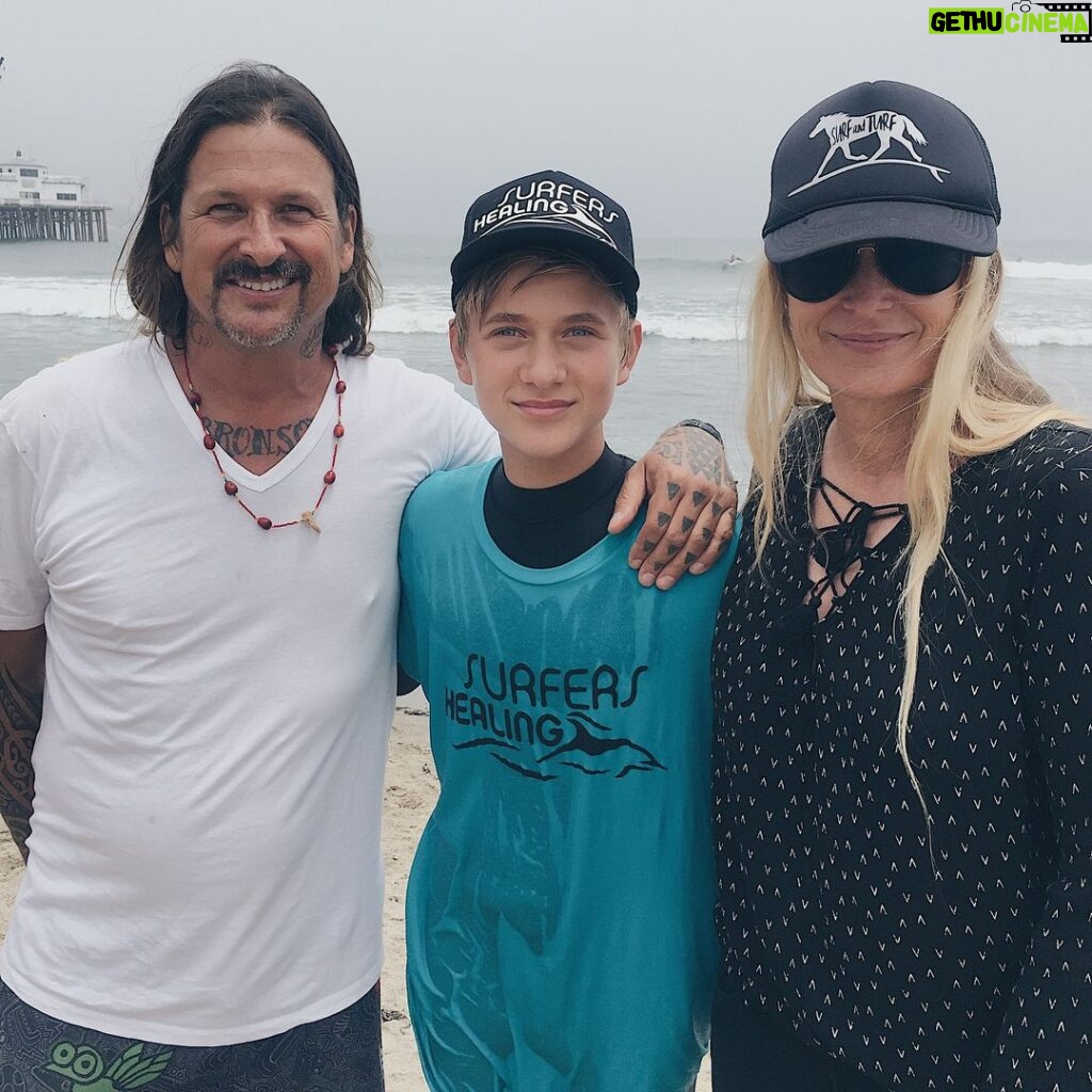 Thomas Kuc Instagram - Thank you for the great day today @surfershealing 🙌🏻I love helping and being a part of this amazing organization!💙🌊🤙🏼 #surfershealing #autism #autismawareness #oneperfectday Surfrider Beach