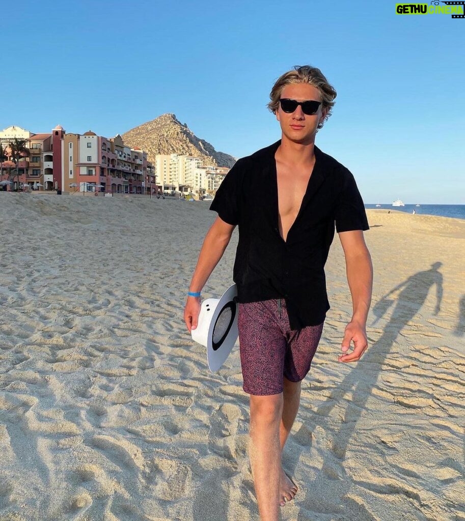 Thomas Kuc Instagram - un sombrero blanco Cabo San Lucas, Mexico