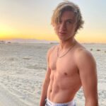 Thomas Kuc Instagram - 🌄 - Btw, go use code “LIVEVASK2021” for 15% off your Vask order. Link in bio!