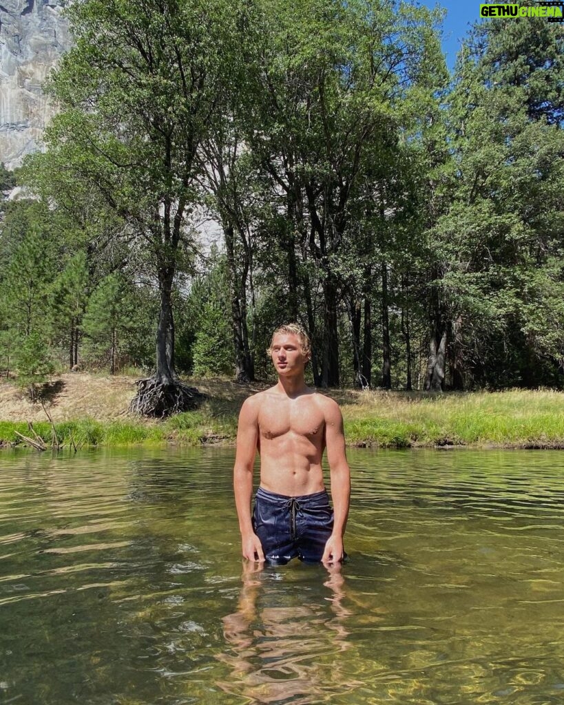 Thomas Kuc Instagram - I can now say I did a backflip in front of El Capitan El Capitan, Yosemite