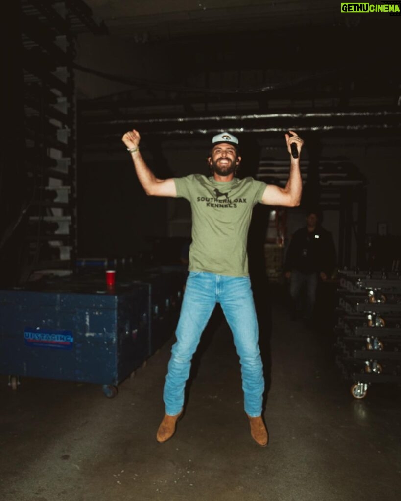 Thomas Rhett Instagram - The calm before the (epic) storm in Jacksonville ⚡️ Orlando, see y’all soon! 📸: @graysongregory Florida