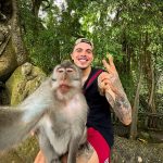 Thomaz Costa Instagram - Ele pediu pra tirar uma selfie… deu nisso aí 🐒🥰 Monkey Forest, Ubud, Bali