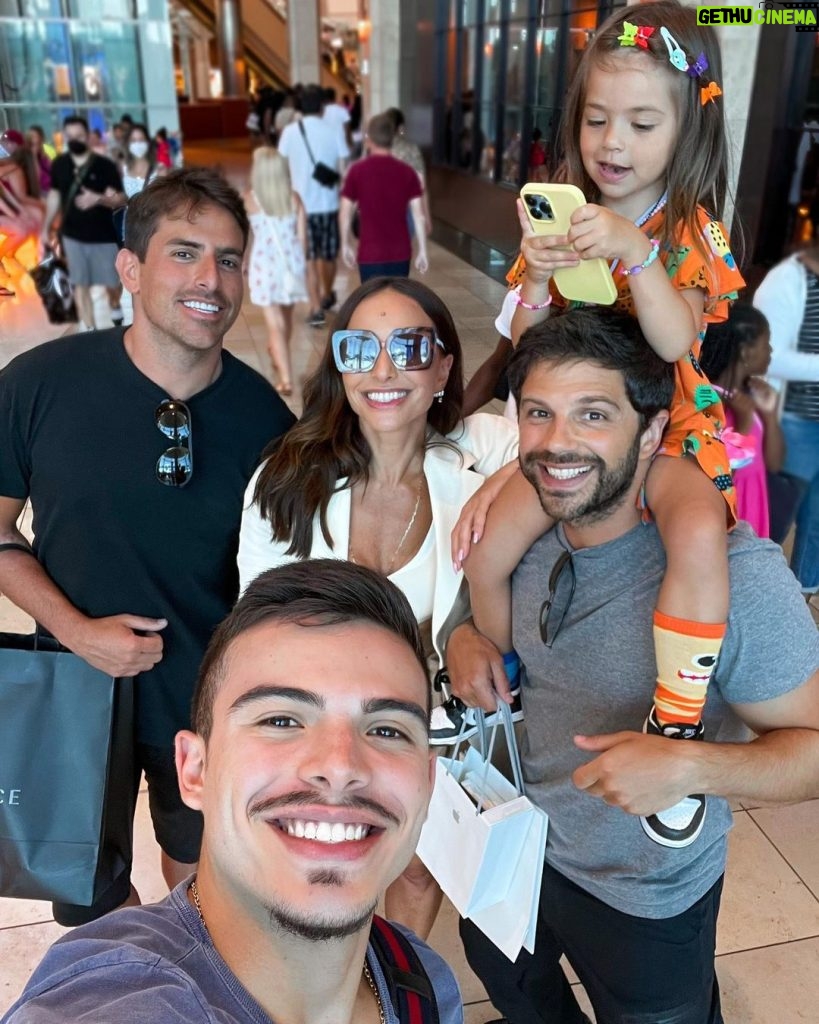 Thomaz Costa Instagram - Tarde especial ontem com eles 💙 Orlando, Florida