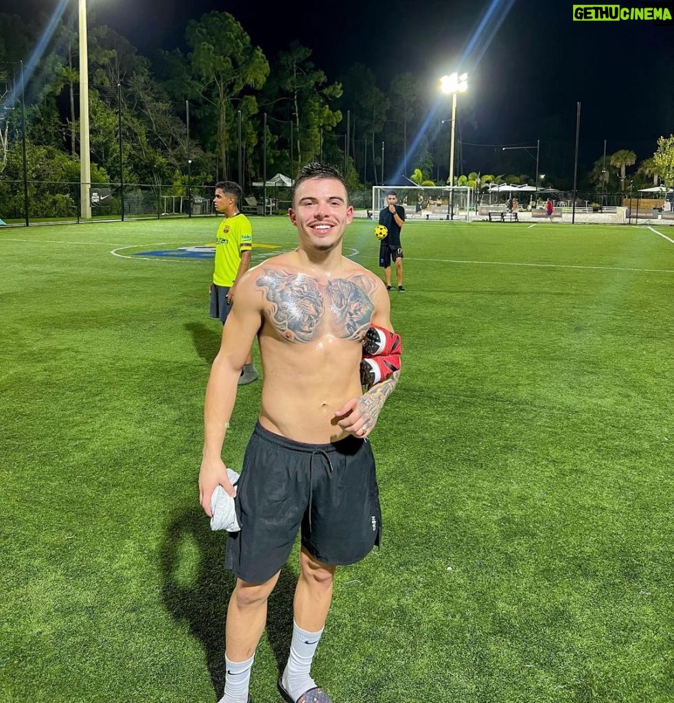 Thomaz Costa Instagram - Dia de suar bastante 🥵 desde o treino e depois vim direto pro fut… muito satisfeito com tudo, conseguindo treinar certinho, comer bem, cuidar da mente, alma e espírito… Estou crescendo 🙏🏼 Orlando, Florida