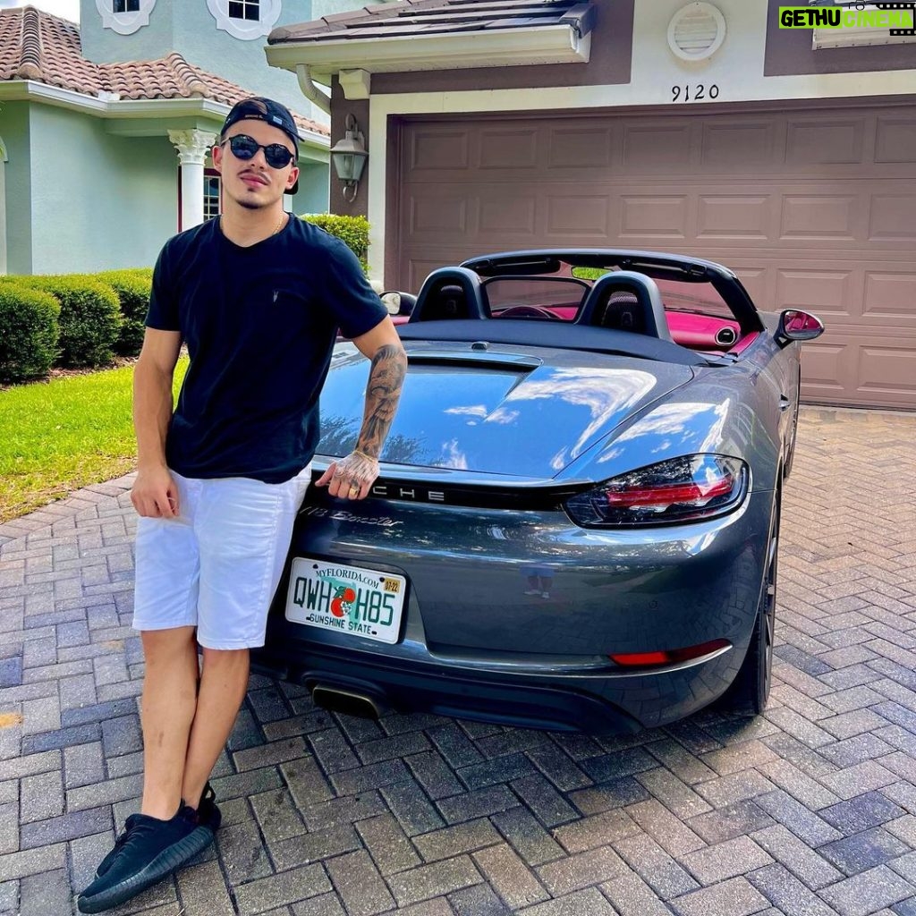 Thomaz Costa Instagram - Já estou no Brasil mas tinha que postar uma foto com essa nave da @facilityrentacar 🥵🔥 Uma das* hahaha a facility só tem carros novos… em Orlando, Miami e Fort Lauderdale 🏎 pensou em carro, pensou em @facilityrentacar 😍