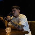 Thomaz Costa Instagram - Brindando à vida com a suavidade de cada gole 🍷✨ (legenda by chat GPT) 🤣 Meet & Eat