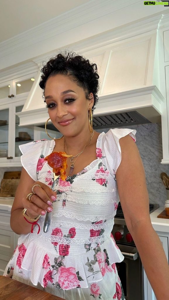 Tia Mowry Instagram - Let’s make some pizza fries 🍕🍟This is one of my favorite finger foods to make, it is so easy and takes just 4 ingredients! My kids love it, I love it, so let me tell ya it is a FAN FAVORITE for the fam. What more could you ask for! Ingredients: 1 bag of frozen fries 1 jar of tomato sauce Mozzarella cheese Pepperoni