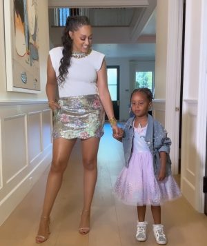 Tia Mowry Instagram - Cairo and I are at the premiere for Disney’s Little Mermaid! 🧜🏾‍♀️✨Tonight is a very special moment for me because I get to see one of my FAVORITE childhood movies come to life, and be able to share in this moment with my little girl 🥰 But more IMPORTANTLY, Cairo is finally getting to see someone who looks like her being represented on the big screen 🎬🖤 And that in itself is an extremely empowering moment for me & my baby girl, & something I will cherish forever ✨ Who’s excited to see this movie?!