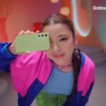 Tiara Andini Instagram - Aku sebagai Awesome Generation punya rules sendiri loh! 😎 Aku punya #AwesomeGenerationRules dimana aku bisa take all the spotlight, kalau main game harus menang terus, pokoknya wajib Awesome lah di setiap momen apapun hihihi 😝  Dan semua itu bisa aku lakuin bareng Samsung #GalaxyA34 5G & #GalaxyA54 5G yang punya features Awesome Nightography, Awesome Processor, speaker stereo Dolby Atmos yang Awesome banget buat gaming sampai marathon Series, dan tentunya Aweosme Battery to capture your world in a whole new way! 📸🎮🔋💖  Gak cuma itu, #GalaxyASeries 5G juga sudah IP67 rate loh jadi mau dibawa kemana aja aman karena sudah water & dust ressistance. Kan tadi aku udah kasih tahu rules aku ya, sekarang kasih tau aku donggg Awesome Generation Rules versi kamu di kolom komentar 🫶🏻