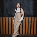 Tiara Andini Instagram - Balikpapan seru dan rame banget! Dari yang bikin sinetron tiba2 di atas panggung, sampe salah server lagi nyanyi lagu galau malah tercipung cipung hahahaa. Ntar aku salamin dehh. Mau salam ke siapa lagi? Lagi buka jastip salam nii🙏🏻 📸 : @fawzypadly 💄 : @vs_makeupstudio @hairdobyrachela 👗 : aku