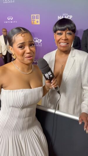 Tichina Arnold Instagram - Now THIS was a moment. 🤧

@tichinaarnold spent a little “one on one” time with @kylapratt and the TV mother/daughter reunion was everything.

You both deserve all the flowers and all the praise. 💐#NAACPImageAwards