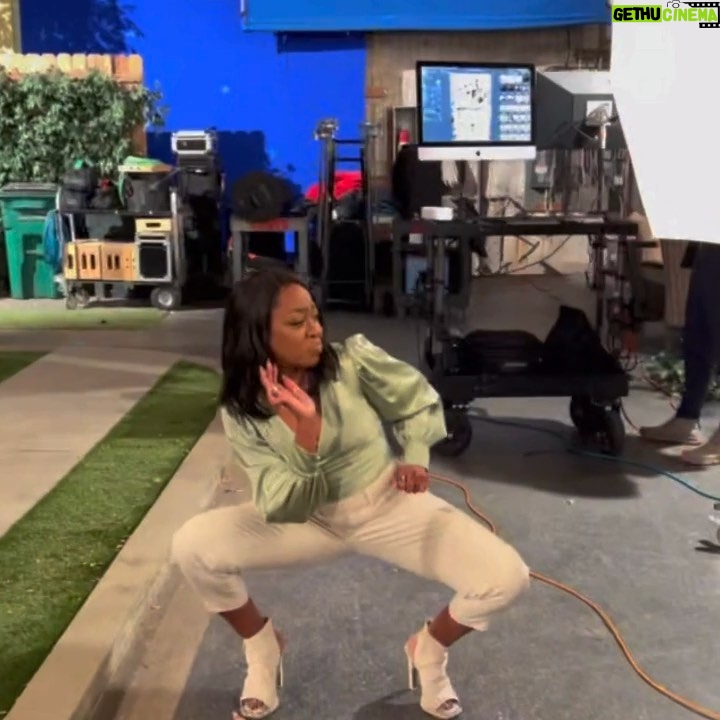 Tichina Arnold Instagram - My sister caught me in a dance at @theneighborhood final photoshoot for #Season4, it’s been a long & arduous Season. Looking forward to #Season5 Never stop dancing & the Music will live on. NOT SURE ABOUT THE KNEES THOUGH! Oh well! Lol! **** Song: #BAKWALAH ****Artists: @majorleaguedjz #Nvcho #Mathandos #C4djs #AmapianoMusic 4Life HAPPY FRIDAY!!!!