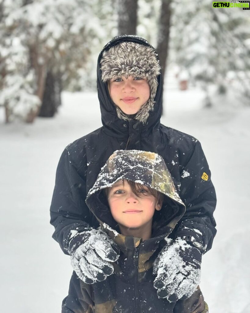 Tiffani Thiessen Instagram - What a fun couple of days hanging with the TX family who came west for their spring break. Boy did we make some memories. And a huge thank you to @lesleyfeldman for allowing us to crash at her cabin in #BigBear. ❤️