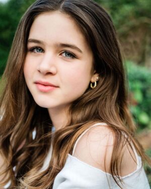 Tiffani Thiessen Instagram - Happy 13th my sweet girl! How can you be thirteen today? 😳

You came into our world at 2:40am thirteen years ago and our lives have never been the same. You’re the one that made me a mama. That’s a bond I continue to cherish ❤️

Harper, we are so proud of the person you are and continue to become. Always remember how much we love you. And remember to always, ALWAYS, stay your true authentic self. ✨