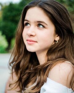 Tiffani Thiessen Instagram - Happy 13th my sweet girl! How can you be thirteen today? 😳 You came into our world at 2:40am thirteen years ago and our lives have never been the same. You’re the one that made me a mama. That’s a bond I continue to cherish ❤️ Harper, we are so proud of the person you are and continue to become. Always remember how much we love you. And remember to always, ALWAYS, stay your true authentic self. ✨