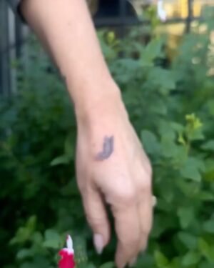 Tiffani Thiessen Instagram - Countdown to 50 continues- I got this stunning new tattoo from @cachotattoo It was truly special because I have always had a beautiful bond with my grandmother and she loved butterflies. My mom and I both dedicated these tattoos to her. She believed that butterflies symbolize transformation and rebirth and that after she left the human world, she would continue to show us she was with us in this form. 🦋

It also seems fitting as I feel a new sense of transformation as I’m about to turn 50. #happybirthday