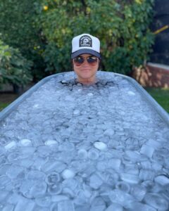 Tiffani Thiessen Instagram - Sundays at 32 degrees 🧊#icebath #pushguts #sucktheduck #embracethesuck