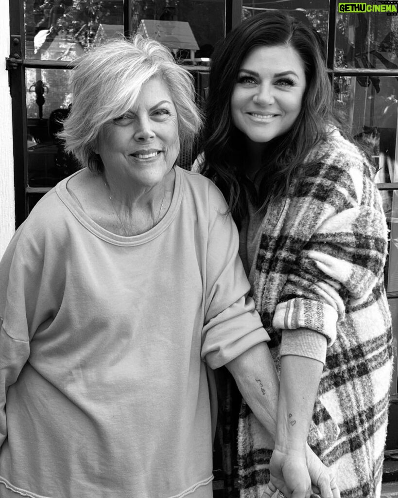 Tiffani Thiessen Instagram - ❤️❤️ A memorable day with my sweet mom. Thank you @cachotattoo for giving us this special gift #i❤️uttaf