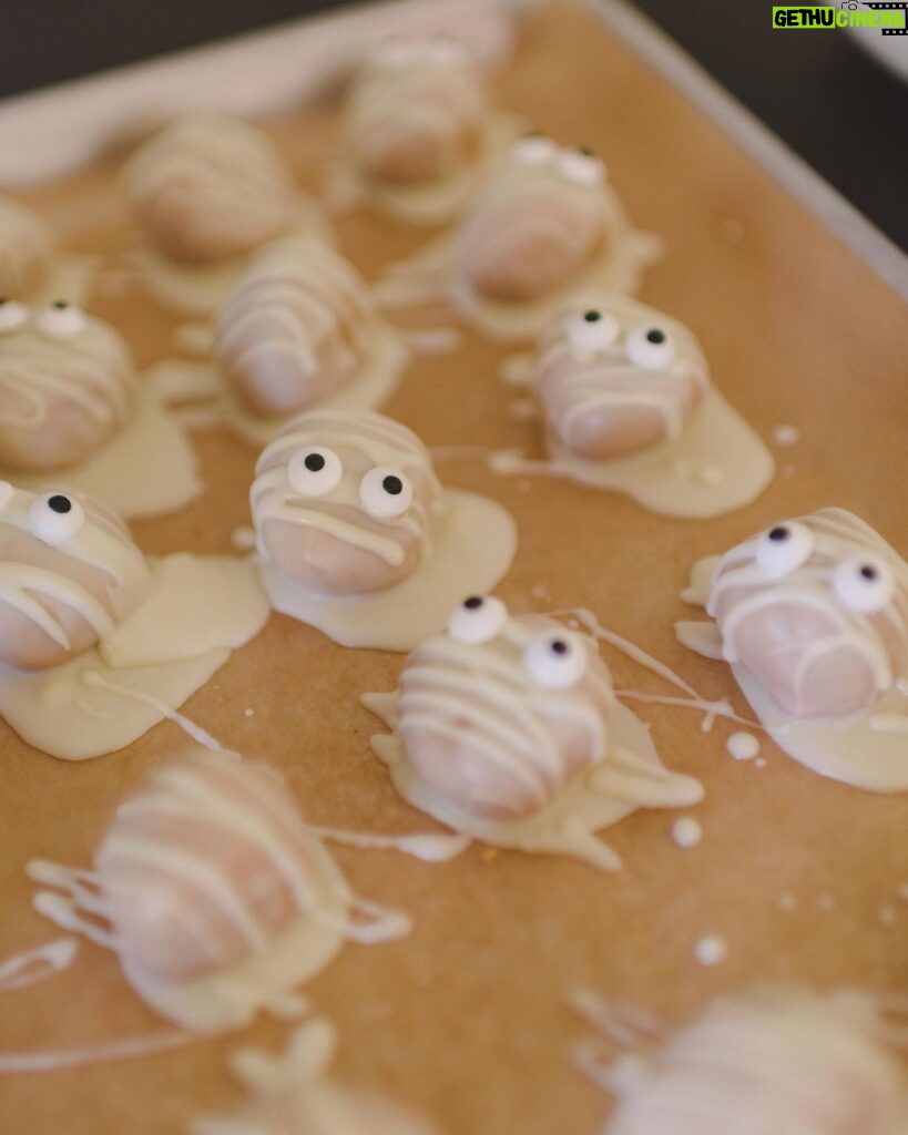 Tiffani Thiessen Instagram - Oldie but a goodie- these cute little chocolate peanut butter “Mummy Bites” are being made as I post this 🎃👻💀#recipe on the #blog