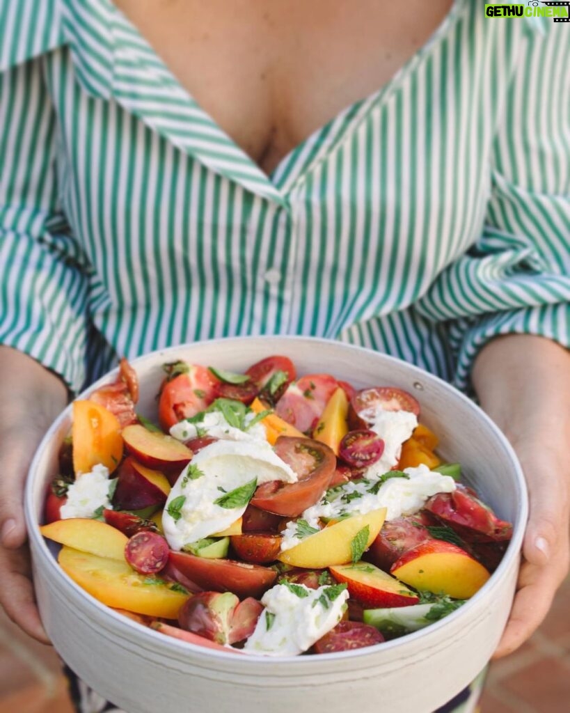 Tiffani Thiessen Instagram - Summer in a salad 🍅🍑🌿#recipe from my book #pullupachair