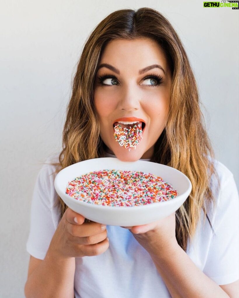Tiffani Thiessen Instagram - Hope your weekend includes #sprinkles 🌈