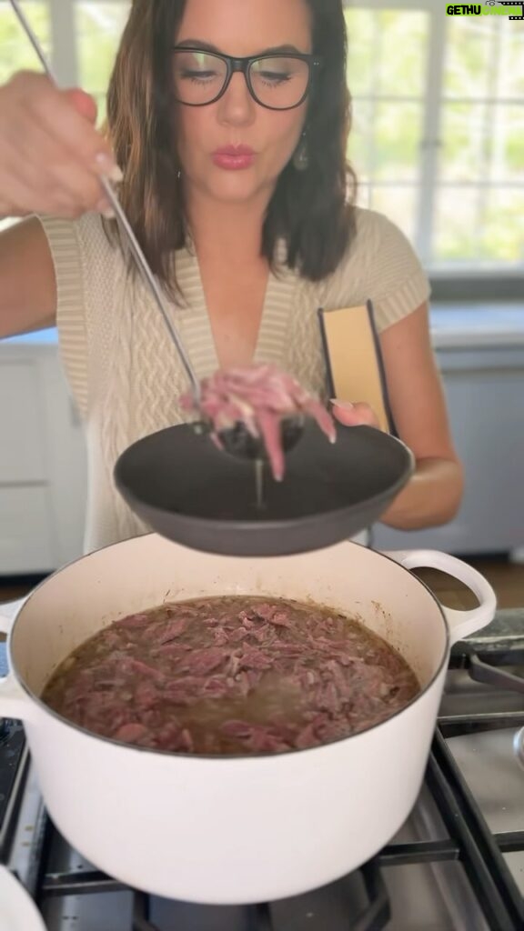 Tiffani Thiessen Instagram - My Ham Hock & Bean Stew with a good book when it’s cold and rainy out is all anyone really needs. Am I right? #recipe in #pullupachair