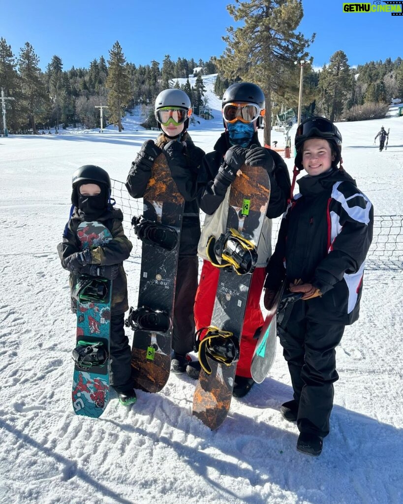 Tiffani Thiessen Instagram - What a fun couple of days hanging with the TX family who came west for their spring break. Boy did we make some memories. And a huge thank you to @lesleyfeldman for allowing us to crash at her cabin in #BigBear. ❤️