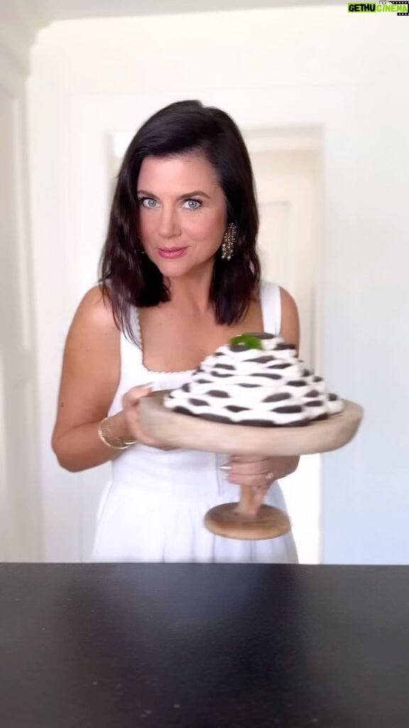 Tiffani Thiessen Instagram - It’s @girlscouts cookie season friends so of course I’m breaking out my Girl Scout Cookie Ice Box Cake. #Recipe in my first cookbook #PullUpAChair Which cookie is your fav? I have three. Can you guess?