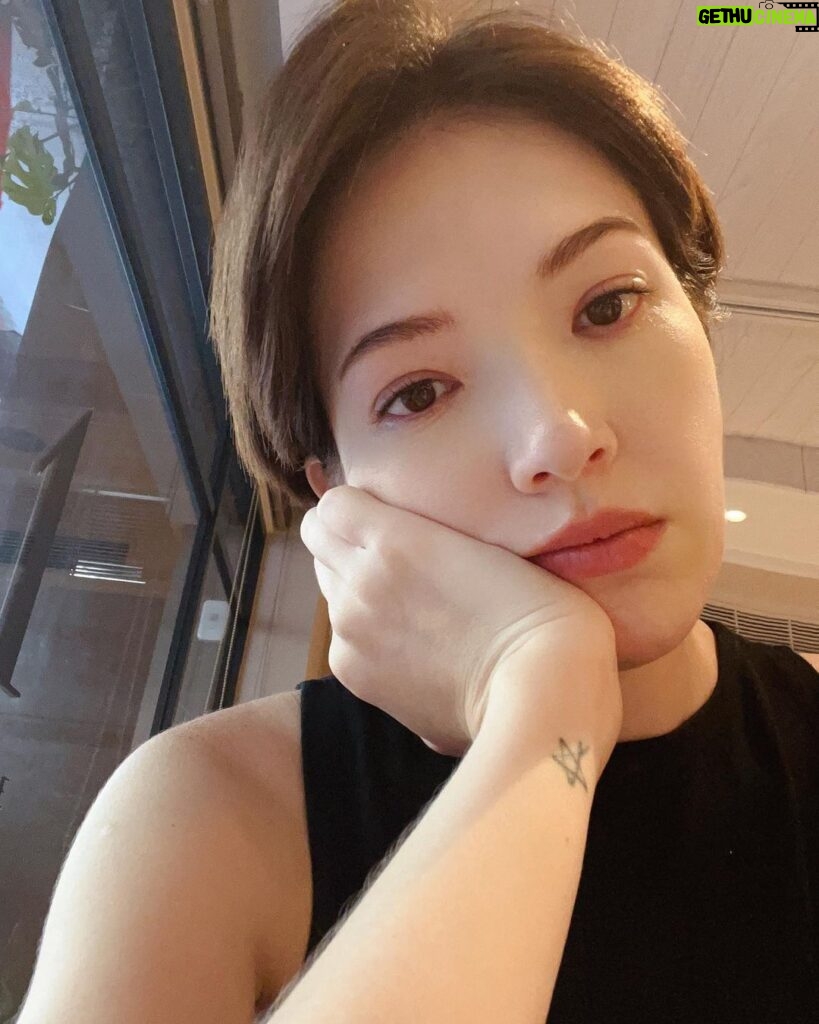 Tiffany Hsu Instagram - 凌晨四點出門的我 現在開始想睡了💤 早安啊～～