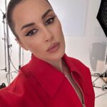 Tina Kandelaki Instagram - Общий или раздельный бюджет? Я считаю, что если у пары совместное будущее, то большие покупки и планы общие. Если шутку «твой доход — наш доход, мой доход — мой доход» перенести на жизнь, то получится, что твои планы/цели — наши планы/цели, а мои планы/цели — мои планы/цели? Это уже не партнерство. Каждый партнер вправе тратить на себя свои деньги, но также, полагаю, каждый из партнеров всегда рад получить в подарок что-то из списка желаний от супруга или супруги. Тема семейного бюджета отлично раскрывает тему цены деньгам. Работающий и зарабатывающий человек (неважно, мужчина или женщина) понимает цену деньгам и готов вкладываться вместе с партнером в большие совместные проекты: путешествия, дети, дом. Вы как считаете, общий, раздельный или односторонний (доход мужа) бюджет должен быть у семьи?