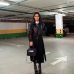 Tina Kandelaki Instagram - #БитваЛуков сегодня выбираем образ с новой курткой. Как лучше ее носить: с юбкой или джинсами? Открыла для себя российский бренд Fantome — черные, кожаные и аутентичные изделия, как я люблю. А вы за цвет или total black? @fantome_design