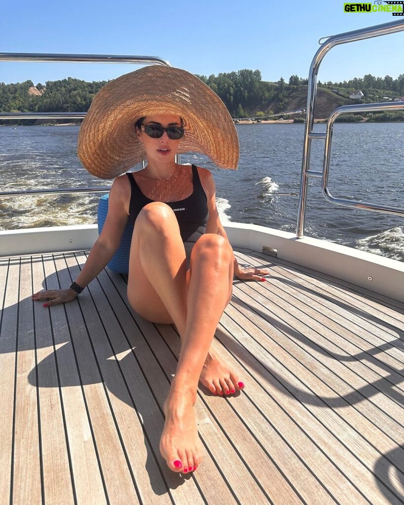 Tina Kandelaki Instagram - Самая отпускная #БитваЛуков 🔥 Выбирайте лук, который запал в сердце, и голосуйте!