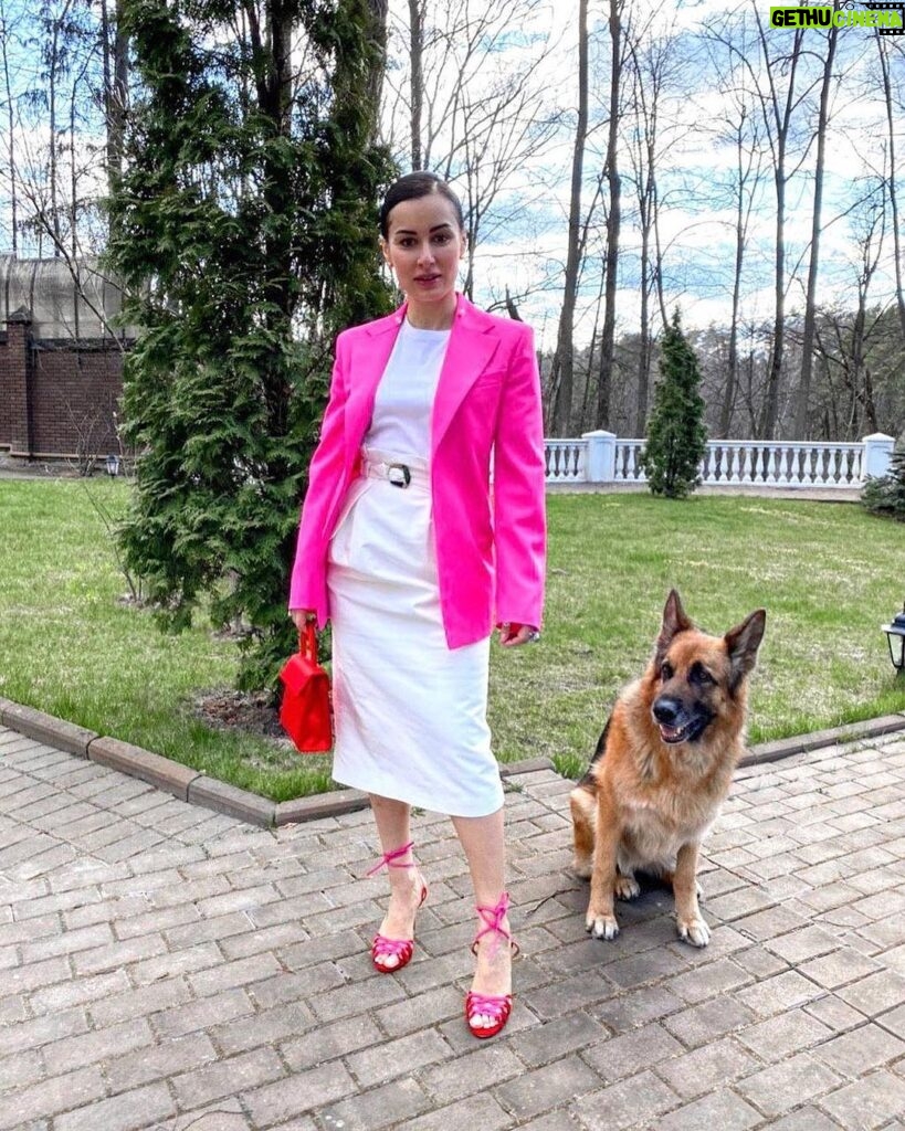 Tina Kandelaki Instagram - Эта Барби любит розовый! #БитваЛуков сегодня про самый горячий тренд последних месяцев 🔥 Выбирайте любимый образ)